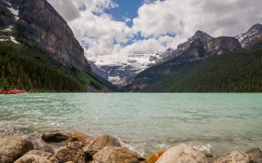 Kozalaklı ormanı ve temiz suyu olan bir dağ gölü. Aktif ve fotoğraf turizmi kavramı Banff Ulusal Parkı, Alberta, Kanada,