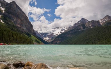 Kozalaklı ormanı ve temiz suyu olan bir dağ gölü. Aktif ve fotoğraf turizmi kavramı Banff Ulusal Parkı, Alberta, Kanada,