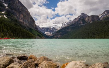 Banff Ulusal Parkı 'nda Louise Gölü, Alberta, Kanada. Louise Gölü karla kaplı dağ tepeleri, kozalaklı orman ve mavi buzul gölü, bulutlu bir gün. konsept - dağ turizmi. Boşluğu kopyala 