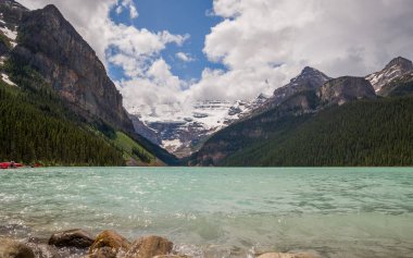 Kozalaklı ormanı ve temiz suyu olan bir dağ gölü. Aktif ve fotoğraf turizmi kavramı Banff Ulusal Parkı, Alberta, Kanada,