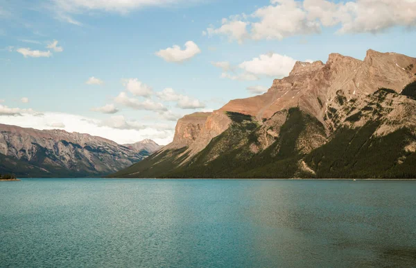 Пейзаж Горного Озера Панорамой Людей Лес Живописное Голубое Озеро Скалистые — стоковое фото