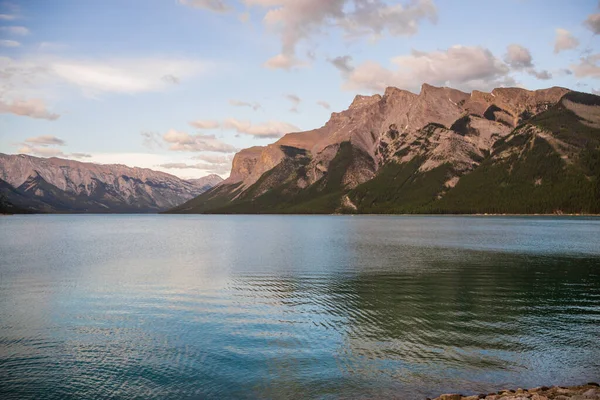 人々のない山の湖の風景のパノラマ 風光明媚な青い湖と地平線の背景にロッキー山脈 ミネワンカ湖 バンフ州立公園 アルバータ州 カナダ — ストック写真