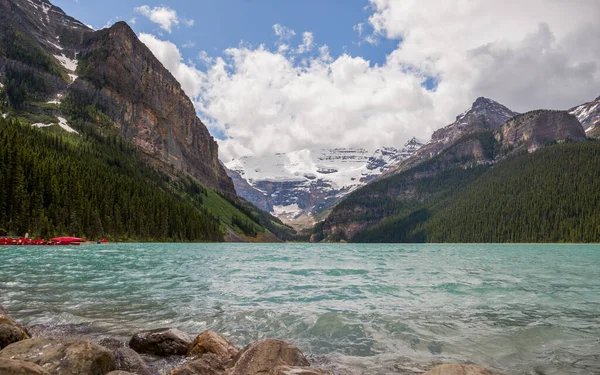 高山湖有针叶林和清澈的水 Concept Active Photo Tourism Banff National Park Alberta Canada — 图库照片