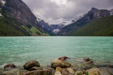 Louise Gölü, Banff Ulusal Parkı, Alberta, Kanada. Rocky Dağı Göl Manzarası İnsansız Manzara - Orman, Manzaralı Mavi Göl.