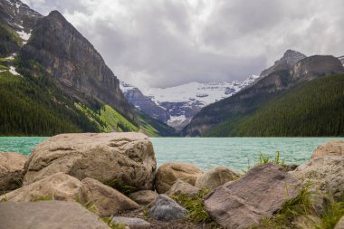 Louise Gölü, Banff Ulusal Parkı, Alberta, Kanada. Arka plan bulanık. Rocky Dağı Göl Manzarası İnsansız Manzara - Orman, Manzaralı Mavi Göl. 