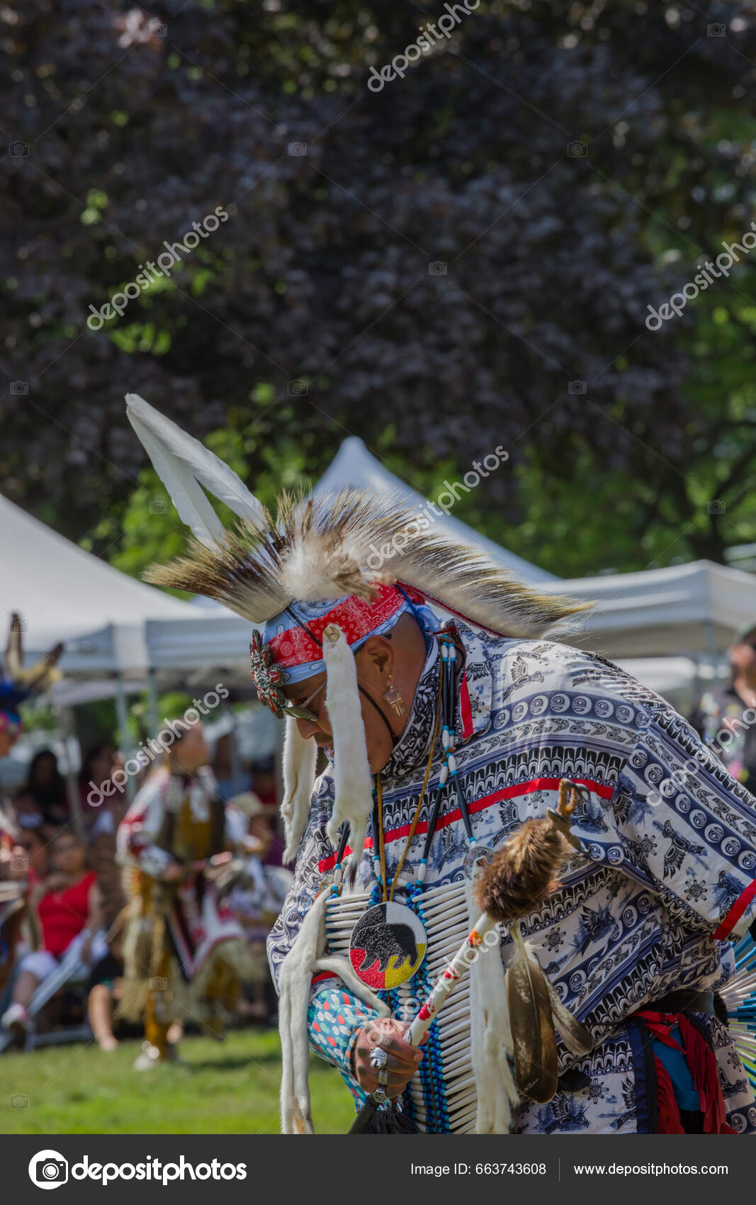 Man Dancing Traditional Clothing Traditional Pow Wow Dance Festival  Drumming – Stock Editorial Photo © joi54z #663743608