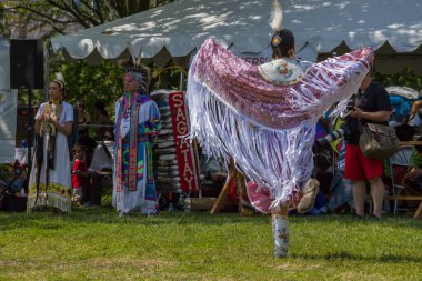 Geleneksel Pow Wow dans festivali. Fort York 'ta serbest dans, davul ve performans etkinliği - kültür ilk ülkeler, geleneksel kadın dansı. Toronto, Ontario, Kanada