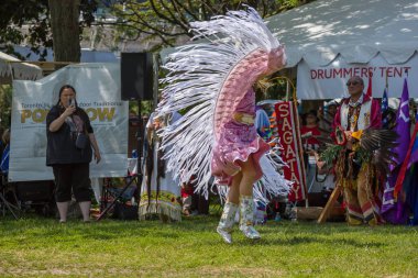 Geleneksel Pow Wow dans festivali. Fort York 'ta serbest dans, davul ve performans etkinliği - kültür ilk ülkeler, geleneksel kadın dansı. Toronto, Ontario, Kanada