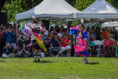 Geleneksel Pow Wow dans festivali. Fort York 'ta serbest dans, davul ve performans etkinliği - kültür ilk ülkeler, geleneksel kadın dansı. Toronto, Ontario, Kanada