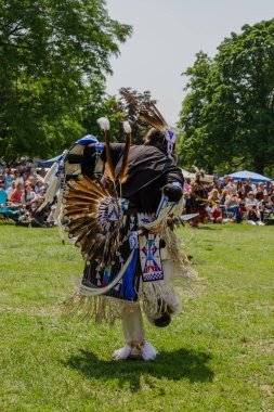 Geleneksel Pow Wow Kanada Ulusal Yerli Halk Günü 'nü kutluyor. Dans, davul ve performans günü. Geleneksel kostümlü bir adam. Toronto, Ontario, Kanada - 06.17.2023