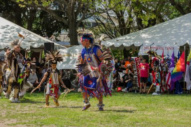 Geleneksel kıyafetlerle dans eden adam geleneksel Pow Wow dans festivali, davul ve performans. İlk uluslar, geleneksel dansçılar. Toronto, Ontario, Kanada