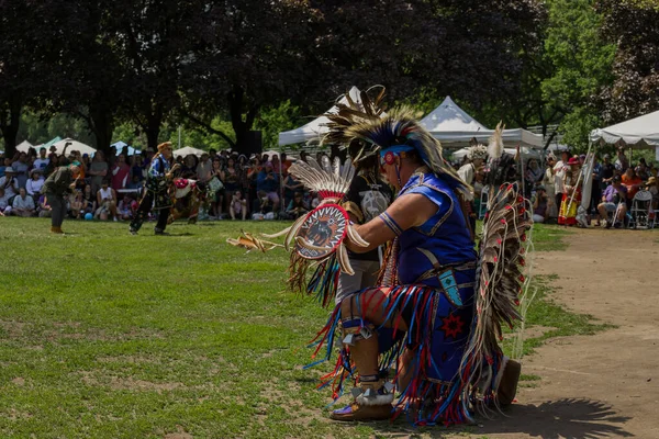 Homem Dançando Roupas Tradicionais Tradicional Pow Wow Festival Dança Bateria — Fotografia de Stock