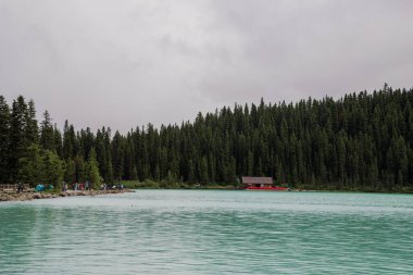 Yaz tatili - Louise Gölü panoraması, Banff Ulusal Parkı, Alberta, Kanada. - Evet. Rocky Dağı. Bir turist mıknatısı - göl manzarası aktif eğlence - kano, kano, kano, su sporu