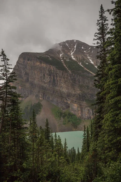 Дивовижне Озеро Луїза Національному Парку Банфф Альберта Канада Хмарно Після — стокове фото