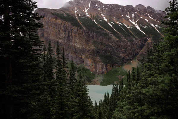 Удивительное Озеро Луиз Банфском Национальном Парке Альберта Канада Облачно День — стоковое фото
