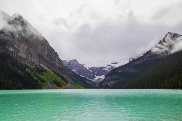 位于加拿大艾伯塔省班夫国家公园的路易斯湖令人惊叹 雨后多云的一天 蓝色的湖水和雾蒙蒙的山头 著名的旅行地点 Idyllic Summer Landscape — 图库照片