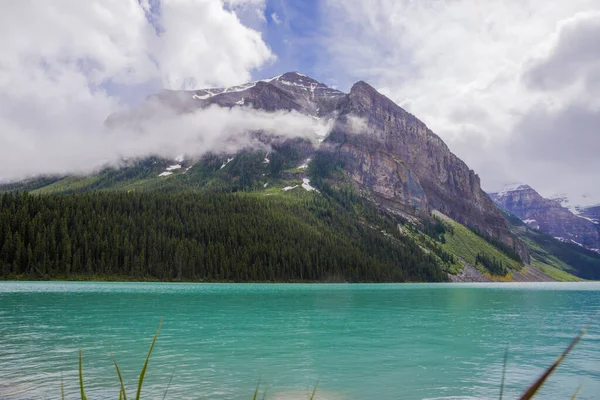 Удивительное Озеро Луиз Банфском Национальном Парке Альберта Канада Облачно День — стоковое фото
