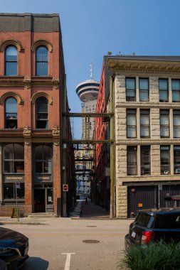 Şehir merkezinin Vancouver manzarası. Sokağın genel planı. Eski ve modern binalar, yollar, güneşli yaz günlerinde ticari işletmeler. Vancouver, British Columbia, Kanada