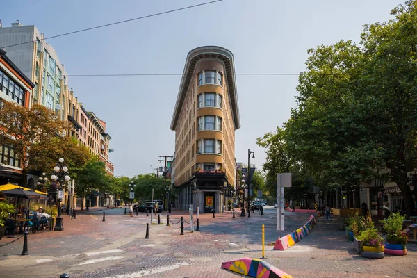 Şehir merkezinin Vancouver manzarası. Caddenin genel planı - eski ve modern binalar, yollar, ticari işletmeler güneşli yaz günlerinde.