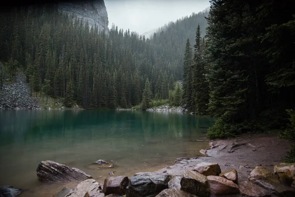 Ein Wunderschöner Smaragdgrüner Bergsee Den Kanadischen Rocky Mountains Alberta Tourism — Stockfoto