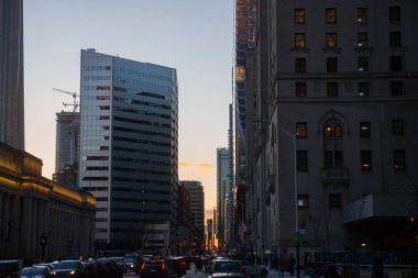 Toronto 'nun finans bölgesinde büyülü bir akşam. Akşam gökyüzü, binaların ışıkları, trafik, Toronto, Ontario, Kanada' daki modern gökdelenler.