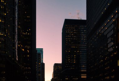 Toronto 'nun finans bölgesinde büyülü bir akşam. Akşam gökyüzü, binaların ışıkları, trafik, Toronto, Ontario, Kanada' daki modern gökdelenler.