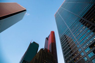 Toronto 'nun finans bölgesinde büyülü bir akşam. Akşam gökyüzü, binaların ışıkları, trafik, Toronto, Ontario, Kanada' daki modern gökdelenler.