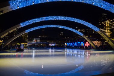 Nathan Phillips Meydanı 'ndaki buz pateni gecesinde Toronto Belediye Binası' nın önünde. Aktif eğlence, spor, kış etkinliği
