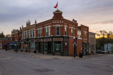 Port Perry, Ontario, Kanada - Güney Ontario 'daki kasaba, şehir merkezi tarihi binalar, iş merkezleri ve eğlence merkezleri. Kanada mimarisi. İyi akşamlar, bahar zamanı.