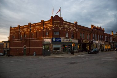 Port Perry, Ontario, Kanada - Güney Ontario 'daki kasaba, şehir merkezi tarihi binalar, iş merkezleri ve eğlence merkezleri. Kanada mimarisi. İyi akşamlar, bahar zamanı.