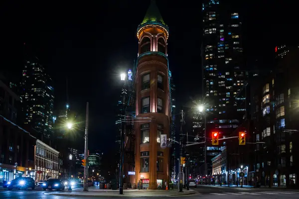 Toronto şehir merkezinin finans bölgesinde büyülü bir gece. Akşam gökyüzü, tarihi binalar ve Toronto, Ontario, Kanada 'daki modern gökdelenler. Genel görünüm. 