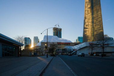 Toronto 'nun finans bölgesinde büyülü bir akşam. Akşam gökyüzü, binaların ışıkları, trafik, Toronto, Ontario, Kanada' daki modern gökdelenler.