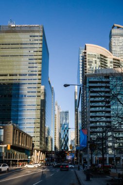Toronto 'nun finans bölgesinde büyülü bir akşam. Akşam gökyüzü, binaların ışıkları, trafik, Toronto, Ontario, Kanada' daki modern gökdelenler.