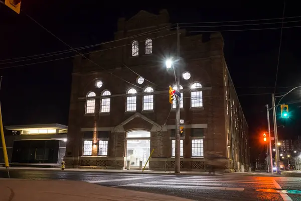 Toronto şehir merkezinin finans bölgesinde büyülü bir gece. Akşam gökyüzü, tarihi binalar ve Toronto, Ontario, Kanada 'daki modern gökdelenler. Genel görünüm. 
