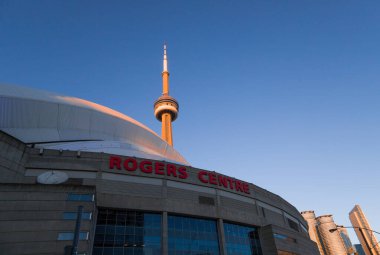 Toronto şehir merkezinde gün batımı. Şehrin eğlence bölümünde müzeler, bir stadyum, bir gözlem kulesi ve kafeler yer almaktadır. 04 / 02 / 2024 Toronto, Ontario, Kanada
