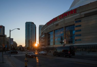 Rogers merkez ve CN kulesi gün batımında. Beyzbol stadyumu ve yeni modern gökdelenler. Toronto şehir merkezinin mimarisi, Ontario, Kanada - 06.02.2024