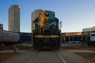  Toronto 'daki Roundhouse Park' taki Toronto Demiryolu Müzesi 'nde eski tren koleksiyonu. Toronto, Kanada 