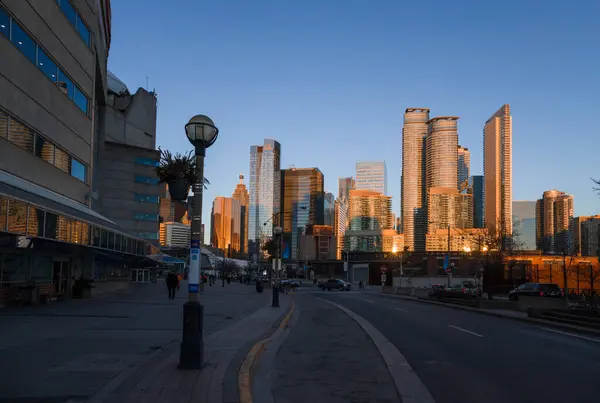 Toronto şehir merkezinde gün batımı. Şehrin eğlence bölümünde müzeler, bir stadyum, bir gözlem kulesi ve kafeler yer almaktadır. 04 / 02 / 2024 Toronto, Ontario, Kanada