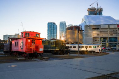 Yeni modern gökdelenlerin arka planına karşı eski tren istasyonu. Toronto şehir merkezinin mimarisi, Ontario, Canad