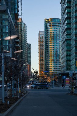 Akşamları trafik vardı. Şehir merkezindeki binalar, finans bölgesinin sokakları, bankalar ve ofisler. Daireler ve apartmanlar. Toronto, Ontario, Kanada - 06.02.2024