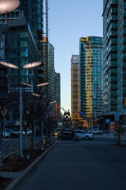 Akşamları trafik vardı. Şehir merkezindeki binalar, finans bölgesinin sokakları, bankalar ve ofisler. Daireler ve apartmanlar. Toronto, Ontario, Kanada - 06.02.2024