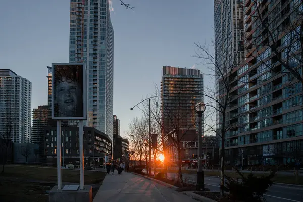 Akşamları trafik vardı. Şehir merkezindeki binalar, finans bölgesinin sokakları, bankalar ve ofisler. Daireler ve apartmanlar. Toronto, Ontario, Kanada - 06.02.2024