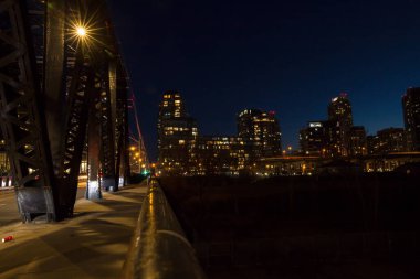 Toronto şehir merkezinin finans bölgesinde büyülü bir gece. Akşam gökyüzü, tarihi binalar ve Toronto, Ontario, Kanada 'daki modern gökdelenler. Genel görünüm. 