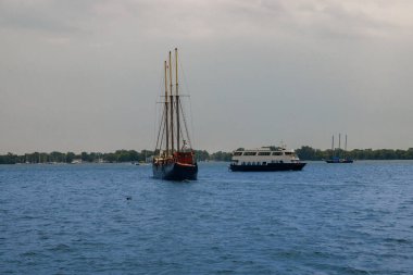 Finans bölgesinde şehir merkezi silüeti, apartmanlar, ofis binaları, feribot gemileriyle liman limanı. Genel plan. Skyline Toronto, Ontario, Kanada