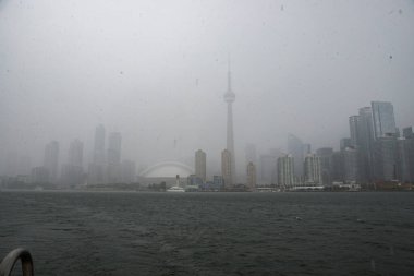 Fırtına sırasında şehrin ufuk çizgisi manzarası, genel plan - fırtına bulutları, yoğun yağmur. Sert hava, dramatik gökyüzü, gök gürültülü fırtına, kara bulutlar. Toronto, Ontario, Kanada