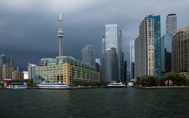Fırtınadan önce - şehir silüeti manzarası, genel plan - sakin su ve fırtına bulutları şehre yaklaşıyor. Sert hava, dramatik gökyüzü, gök gürültülü fırtına, kara bulutlar. Toronto, Ontario, Kanada