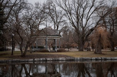 Karanlık tonlarda göllü eski boş bir park. Ürperti, mistik duygular, hayaletler. Kitchener, Ontario, Kanada 'da hayaletli bir yer.