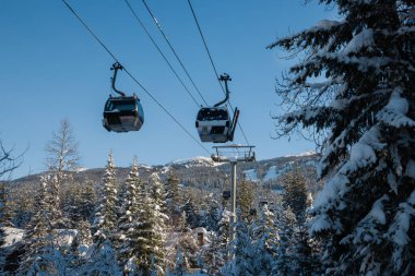 Kışın kayak yamacı. Kayak kaldırma tesisinde. Doğa manzarası. Kış eğlencesi - kayak ve snowboard. Akşam Islık Dağları, İngiliz Kolombiyası, Kanada.