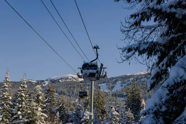 Kışın kayak yamacı. Kayak kaldırma tesisinde. Doğa manzarası. Kış eğlencesi - kayak ve snowboard. Akşam Islık Dağları, İngiliz Kolombiyası, Kanada.