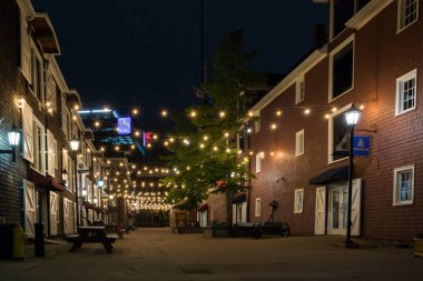Halifax 'ın merkezinde tarihi binalar, kafeler, dükkanlar ve festival alanları var. Ünlü eski Halifax limanı rıhtımı. Halifax, Nova Scotia, Kanada,